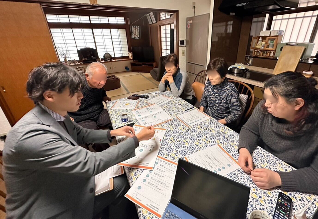 兄弟間での実家の相続を話し合う家族未来会議の様子|世田谷区用賀の行政書士